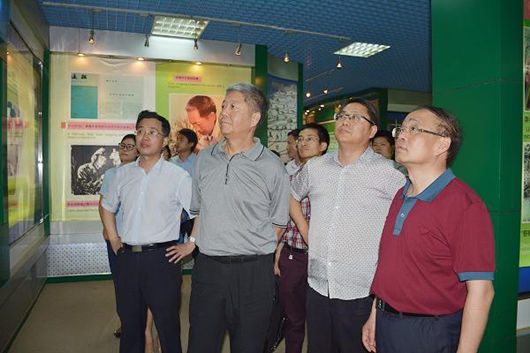 湖南懷化市委書記彭國甫陪同我院國家高新區調研組專家考察